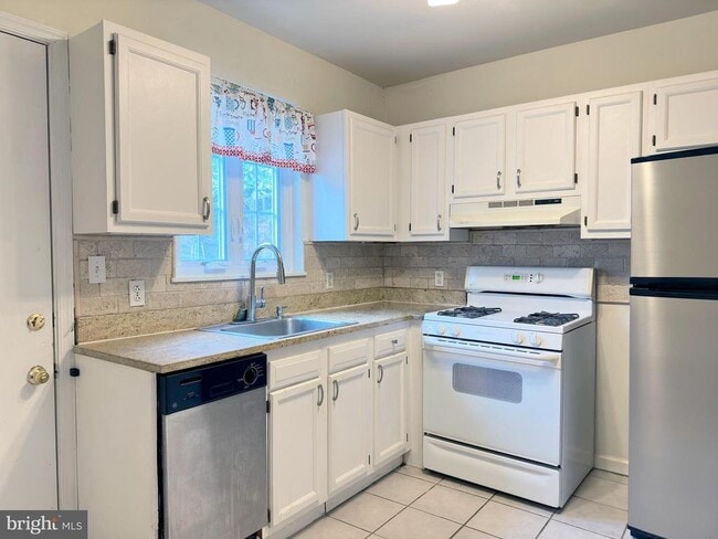 property at 1525 Montrose St