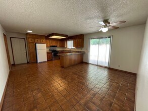 930 Royal Oaks Dr in Redding, CA - Building Photo - Building Photo