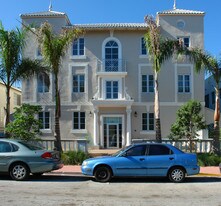 Westchester Apartments in Miami Beach, FL - Building Photo