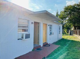 330 Phippen Waiters Rd in Dania Beach, FL - Building Photo