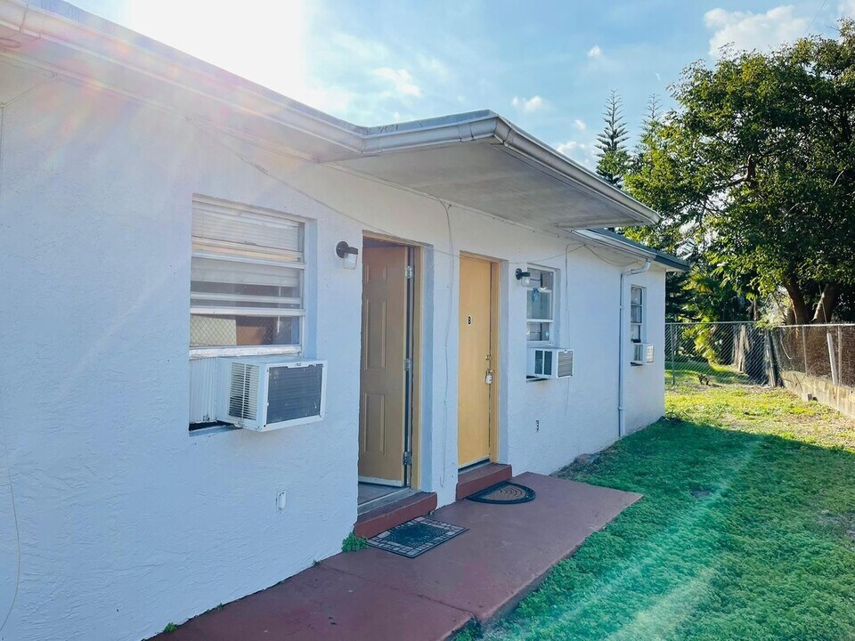 330 Phippen Waiters Rd in Dania Beach, FL - Building Photo