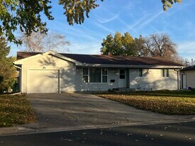 835 Maple St NE in Hutchinson, MN - Building Photo