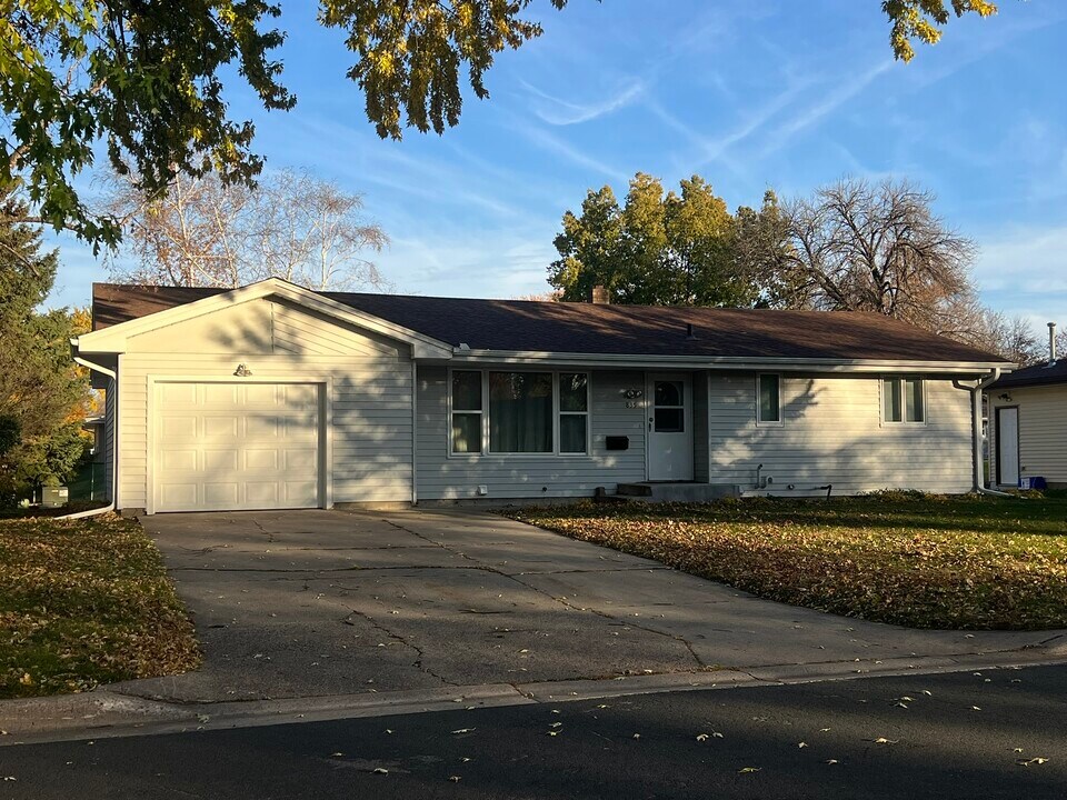 835 Maple St NE in Hutchinson, MN - Building Photo