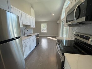 328 Bank St in Harwich, MA - Foto de edificio - Building Photo