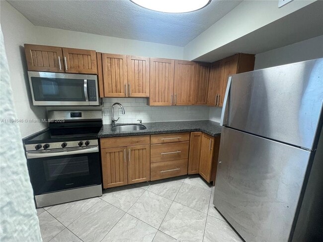 4255 N University Dr in Sunrise, FL - Building Photo - Building Photo