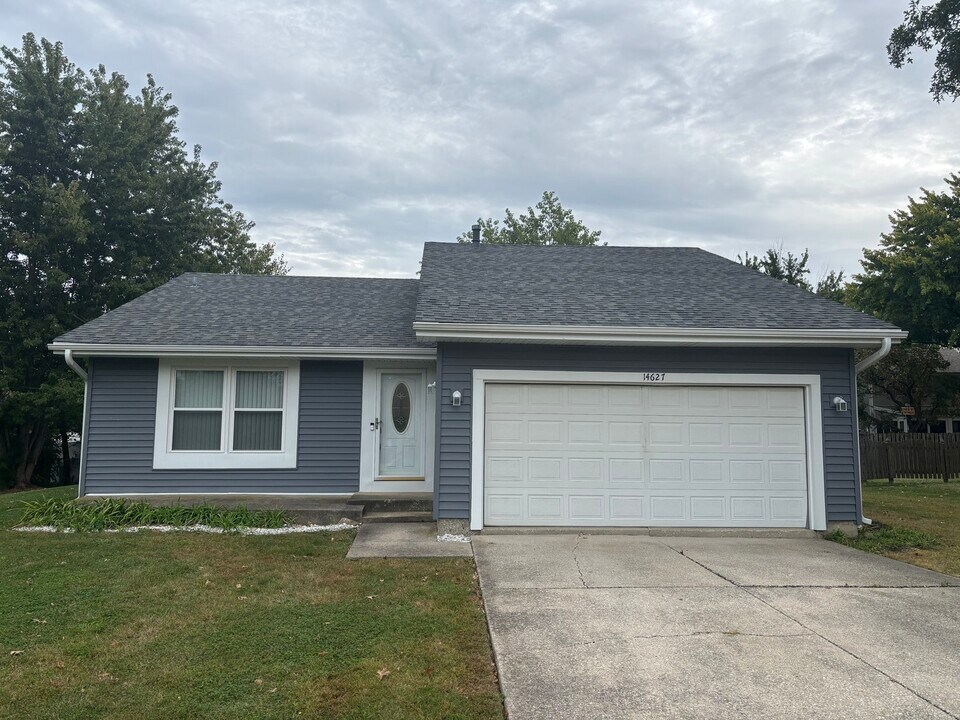 14627 S Pebble Creek Dr in Lockport, IL - Building Photo