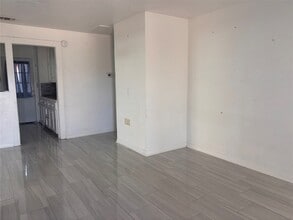 1310 Harris Way in Galveston, TX - Foto de edificio - Building Photo