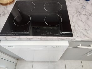 6490 Collins Ave in Miami Beach, FL - Foto de edificio - Building Photo