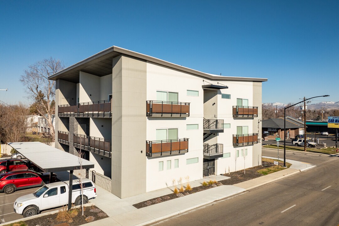 4002 Overland Rd in Boise, ID - Building Photo