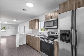 2132 NW 47th St in Miami, FL - Building Photo - Building Photo