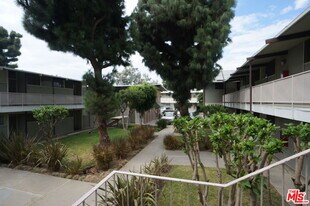 11131 Rose Ave in Los Angeles, CA - Building Photo
