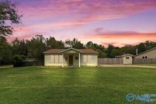 8565 Curtis Rd in Athens, AL - Building Photo