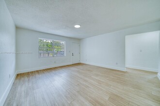 2120 NW 93rd St, Unit 2120 in Miami, FL - Building Photo - Building Photo