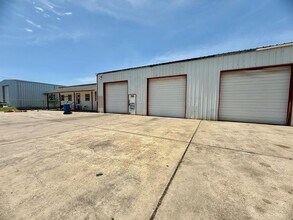 720 Grand Ave in Bacliff, TX - Building Photo - Building Photo