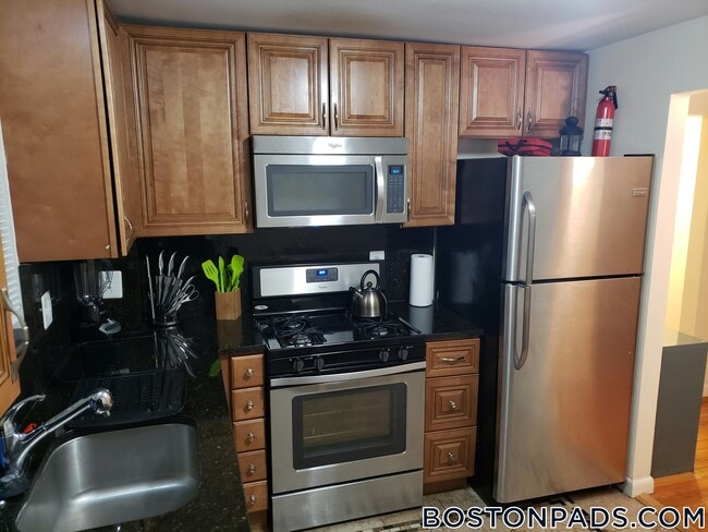 21 Oxford Cir in Belmont, MA - Building Photo - Building Photo