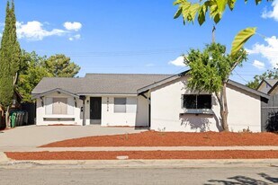 38638 Carolside Ave in Palmdale, CA - Building Photo