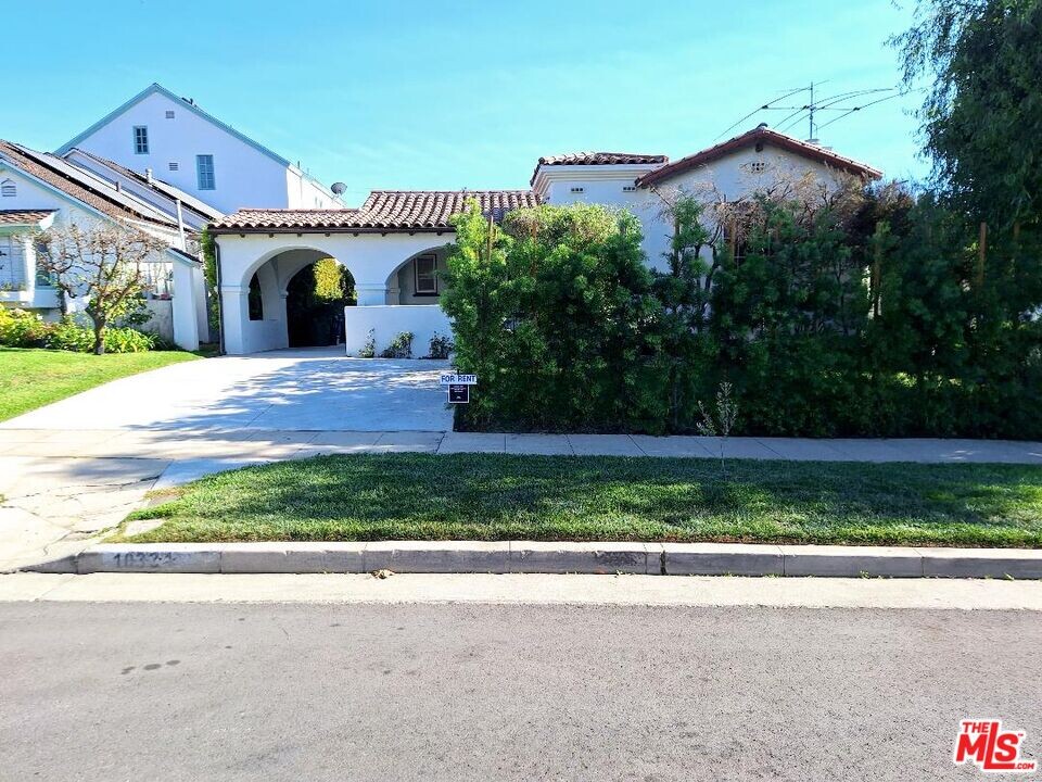 10334 Tennessee Ave in Los Angeles, CA - Foto de edificio