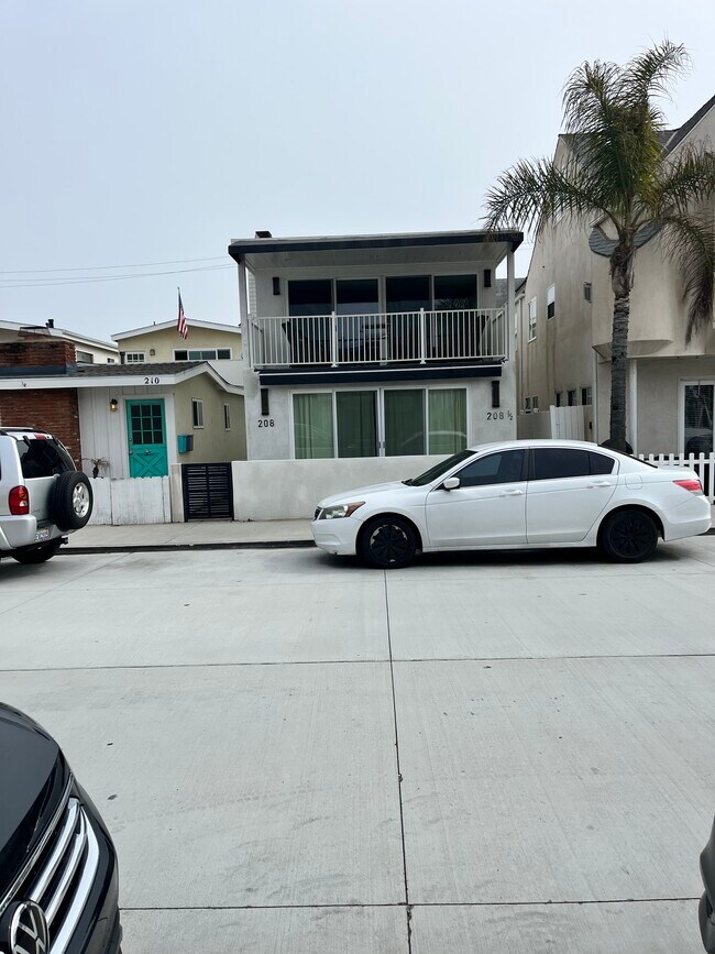 208 30th St, Unit 208.5 208 and one half in Newport Beach, CA - Building Photo - Building Photo