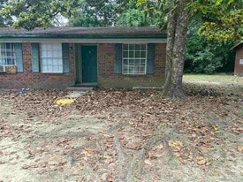 1330 Lake Dr in Gonzalez, FL - Building Photo