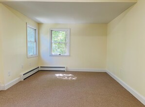208 Pease Rd in Englishtown, NJ - Building Photo - Building Photo