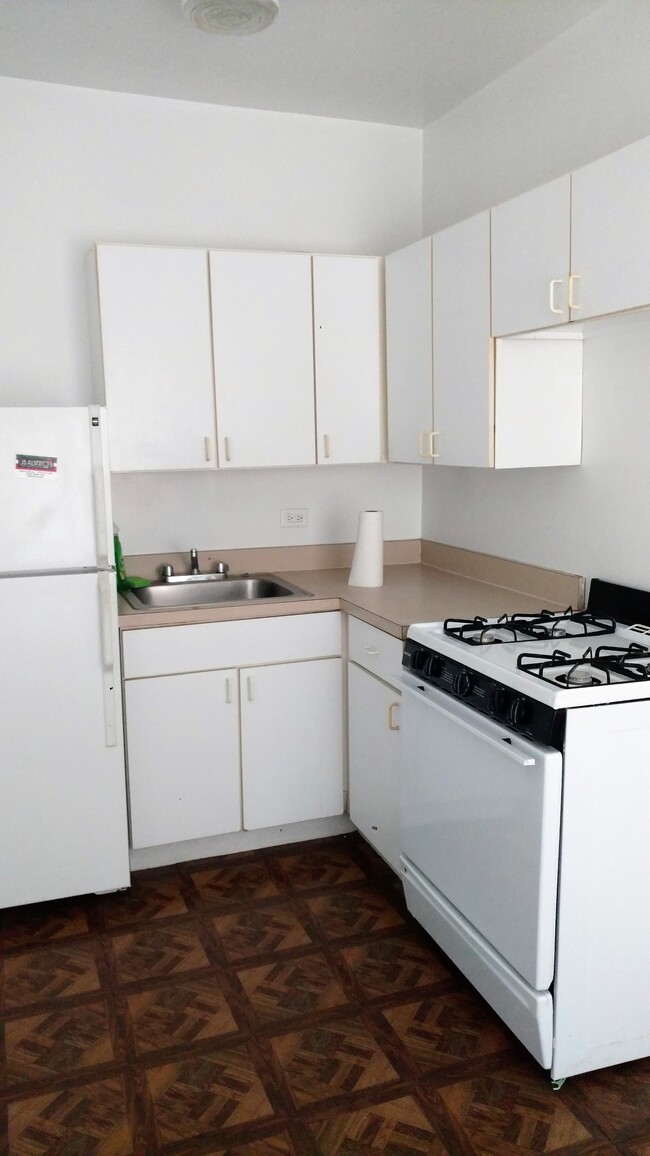 6913 N Lakewood Ave, Unit #402 in Chicago, IL - Foto de edificio - Building Photo