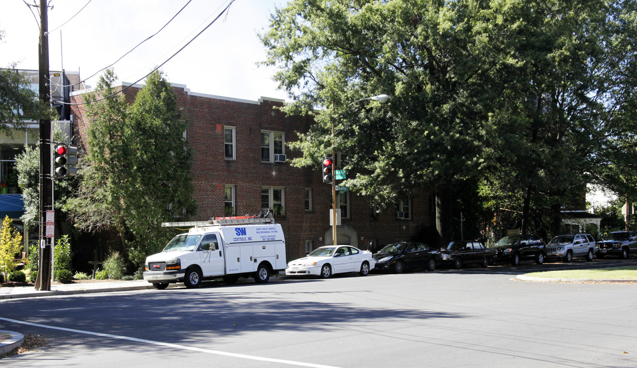 4884 Macarthur Blvd NW in Washington, DC - Foto de edificio