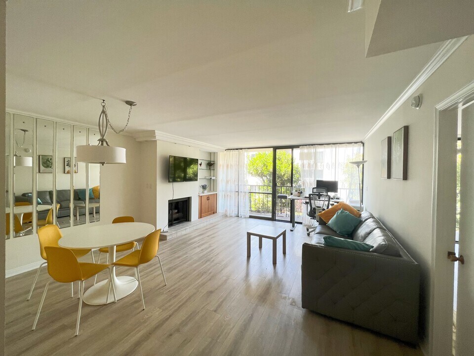 10966 Rochester Ave in Los Angeles, CA - Building Photo