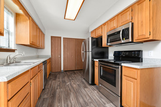Regency Park Apartments in Topeka, KS - Foto de edificio - Building Photo