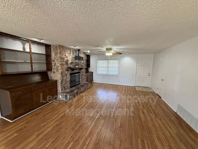 1205 Tanglewood Dr in Cleburne, TX - Building Photo - Building Photo