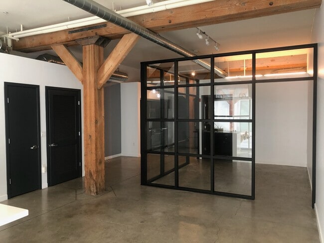 527 Molino St, Unit 117 in Los Angeles, CA - Foto de edificio - Building Photo