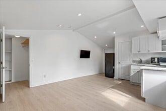 5718 Comanche Ave in Los Angeles, CA - Building Photo - Building Photo