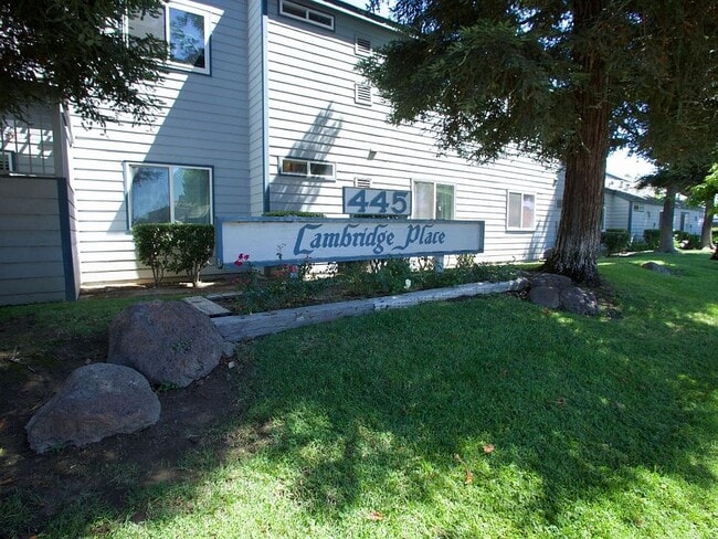445 Almond Dr. #29, Unit Cambridge Place in Lodi, CA - Foto de edificio - Building Photo