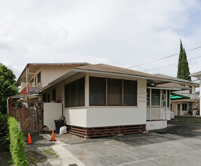 215 Puuhue Pl in Honolulu, HI - Foto de edificio - Building Photo