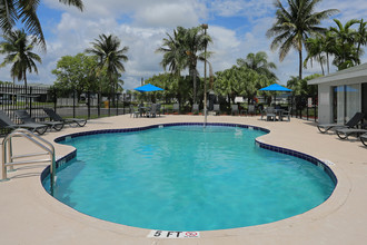 Spinnaker Landing Apartments in Riviera Beach, FL - Foto de edificio - Building Photo