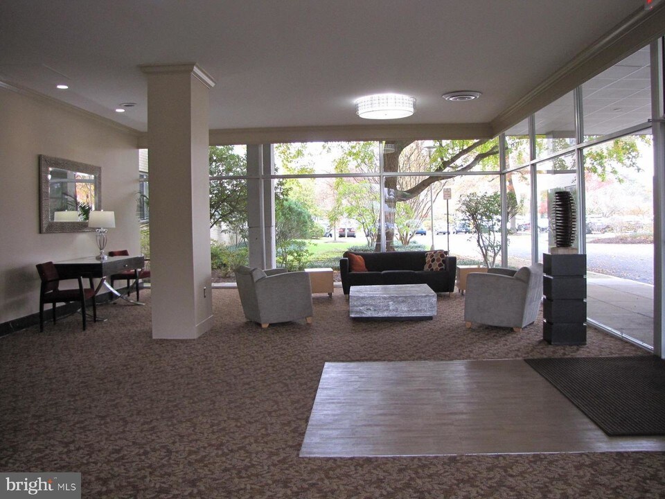 6621 Wakefield Dr-Unit -208 in Alexandria, VA - Building Photo