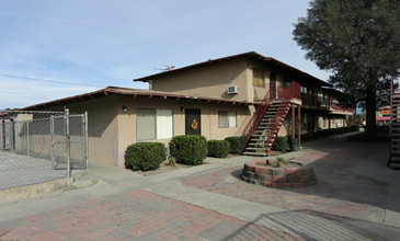 Riverside Ave in Rialto, CA - Foto de edificio - Building Photo