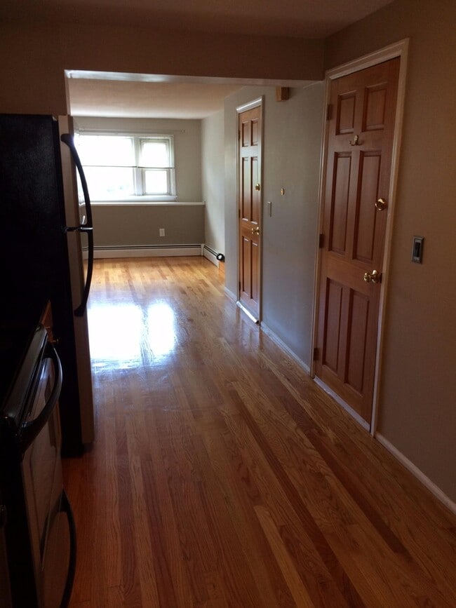 121 Cambridge Rd, Unit 2 in Woburn, MA - Foto de edificio - Building Photo