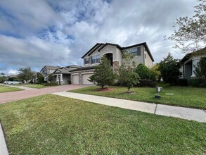 1692 Nature View Dr in Lutz, FL - Foto de edificio - Building Photo