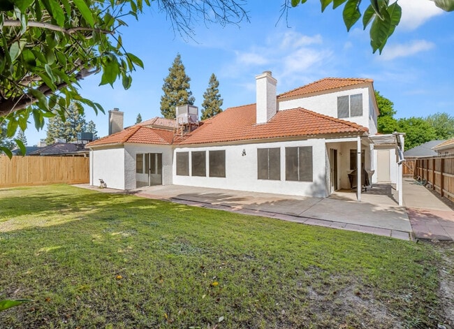 7549 N 8th St in Fresno, CA - Building Photo - Building Photo
