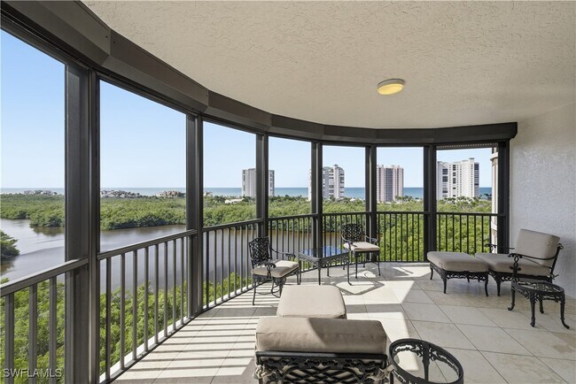 8990 Bay Colony Dr in Naples, FL - Building Photo - Building Photo