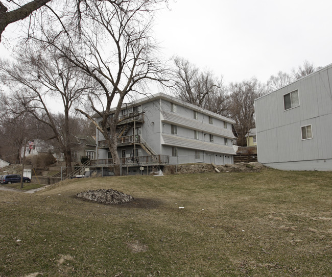 Siu-Ng Apartments in Council Bluffs, IA - Building Photo - Building Photo