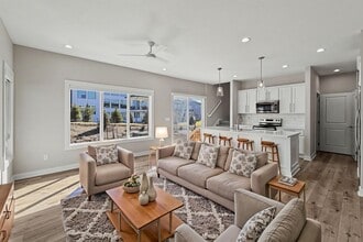 9122 Calvin Dr in West Des Moines, IA - Building Photo - Building Photo