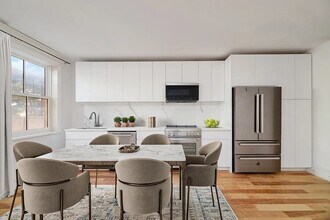 557 Hudson St in New York, NY - Building Photo - Building Photo