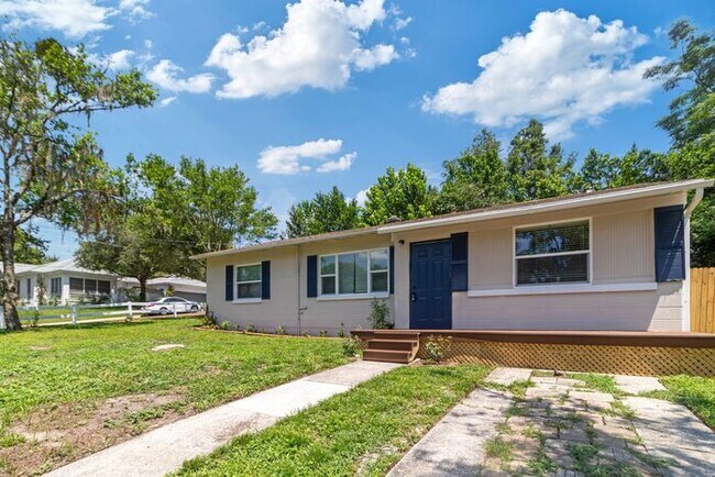 36823 Suwanee Way in Dade City, FL - Foto de edificio - Building Photo