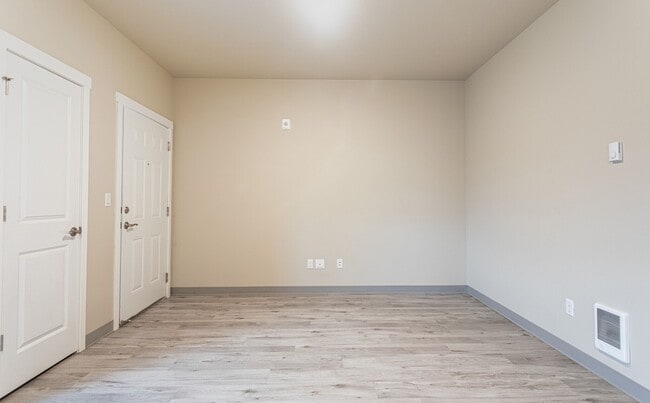 Lake Grove Apartments! in Lakewood, WA - Building Photo - Building Photo