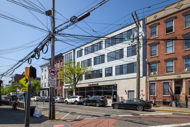 The Oasis in Jersey City, NJ - Foto de edificio - Building Photo