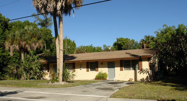 2607 Estey Ave in Naples, FL - Foto de edificio - Building Photo