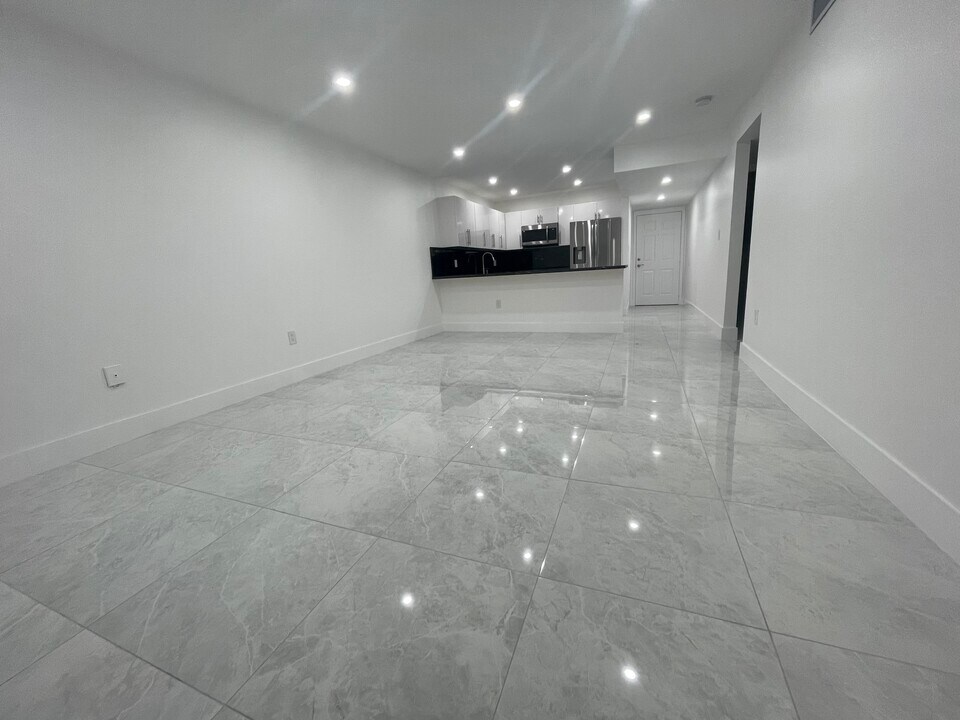 6070 W 19th Ave in Hialeah, FL - Building Photo