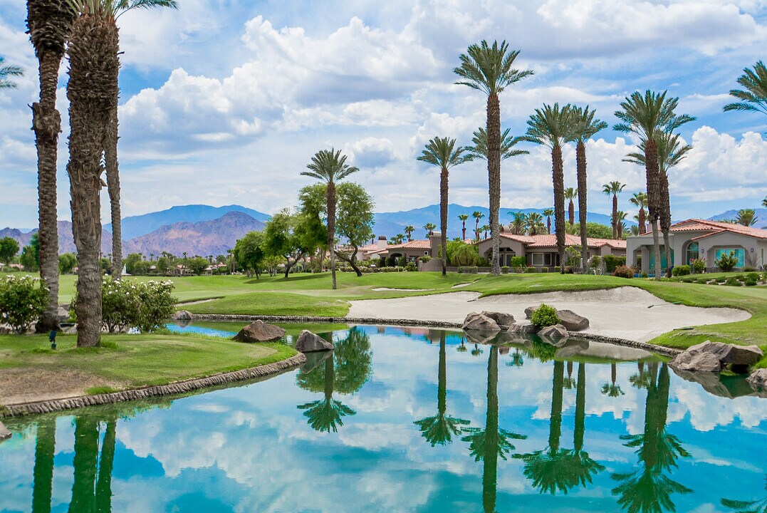 392 Desert Holly Dr in Palm Desert, CA - Building Photo