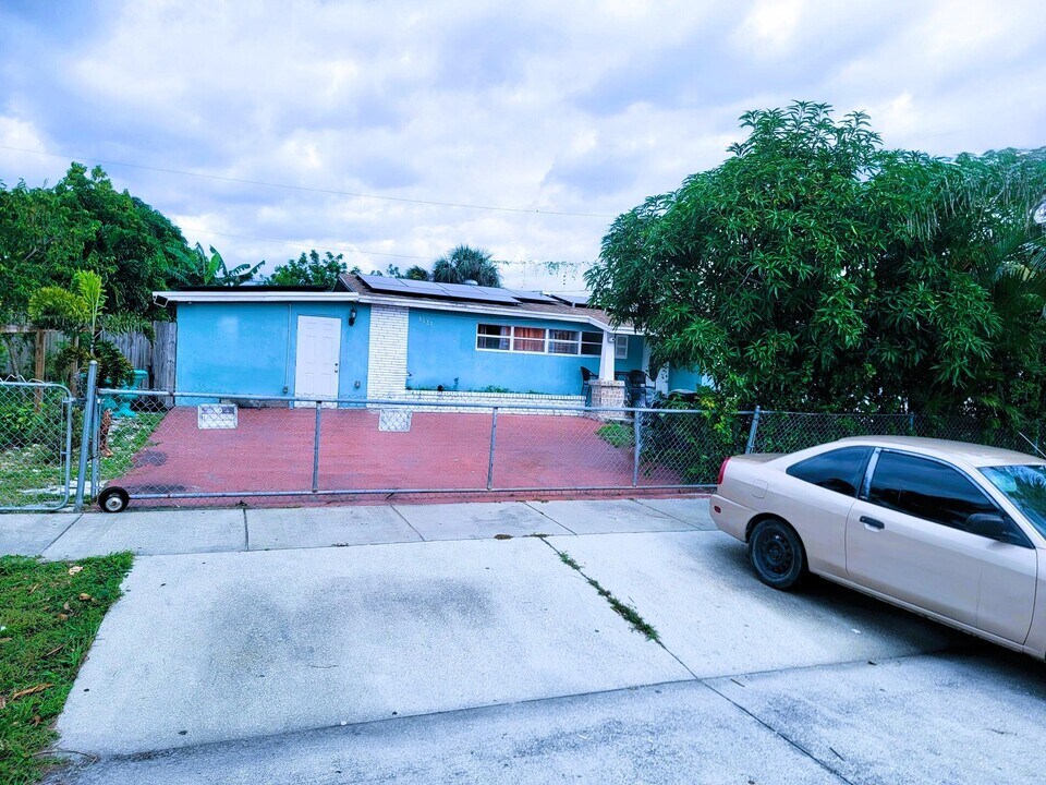 5137 45th St in West Palm Beach, FL - Building Photo